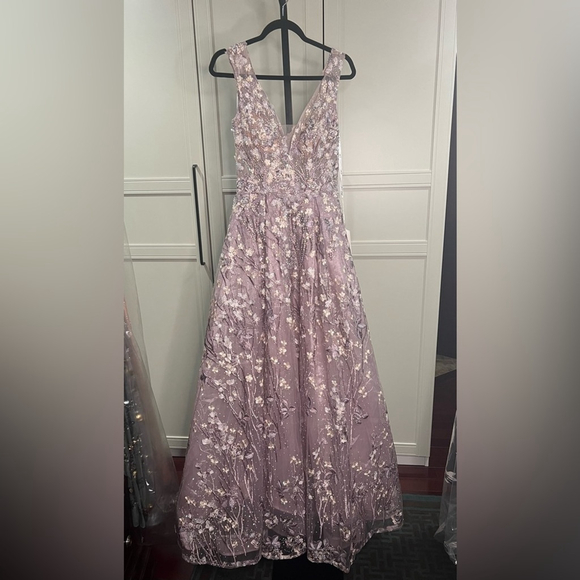 ✨Host Pick✨ A-line gown with embroidered flowers and intricate beading - Picture 5 of 9